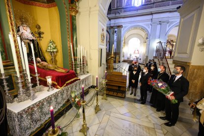 Ante los titulares del Santo Sepulcro, el alcalde, el concejal, el consiliario de la Agrupación y la hermana mayor.