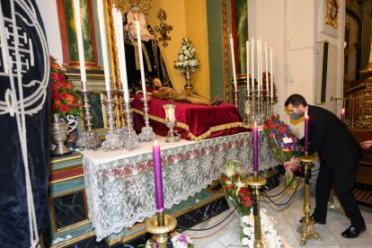 Ofrenda floral del alcalde a la Virgen de los Dolores y al Santo Sepulcro.