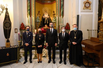 El presidente de la Agrupación, la hermana mayor, el alcalde, el concejal y el consiliario de la Agrupación.