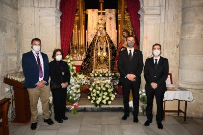 El hermano mayor, la camarera mayor, el alcalde y el concejal ante los titulares de la Hermandad de la Soledad.