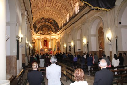 Los fieles llenaron la iglesia de San Pedro durante los oficios del Viernes Santo.