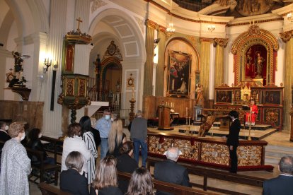 Veneración a Jesús Crucificado en la iglesia de San Pedro.