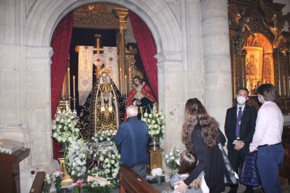 Devotos de la Virgen de la Soledad, ubicada en su capilla de Santa Lucía.