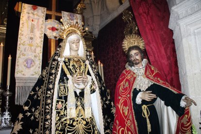 La Virgen de la Soledad y San Juan Evangelita en el altar de su capilla de Santa Lucía.