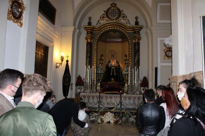 Devotos ante los titulares de la Hermandad del Santo Sepulcro.