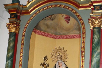 Altar de la Virgen de los Dolores y el Señor del Sepulcro en la iglesia de San Pedro.