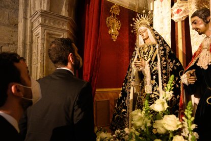 El alcalde, Ramón Fernández-Pacheco, ante la Virgen de la Soledad.