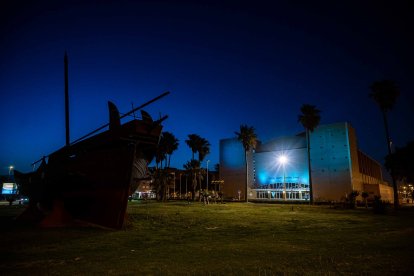 El Auditorio Municipal Maestro Padilla se ilumina de azul.
