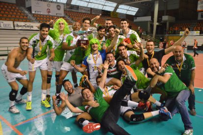 En la celebración de la Superliga ganada en el Pabellón de Los Planos.