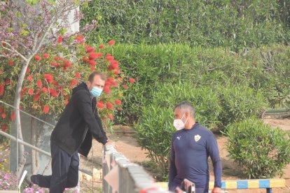 José Gomes hablando con un entrenador portugués.