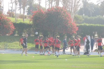 La plantilla saliendo al Anexo para iniciar el trabajo.