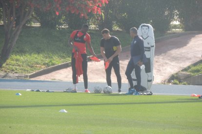 José Gomes con Umar Sadiq y el meta Fernando Martínez.