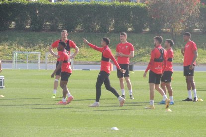 Samú Costa bromeando con los compañeros.