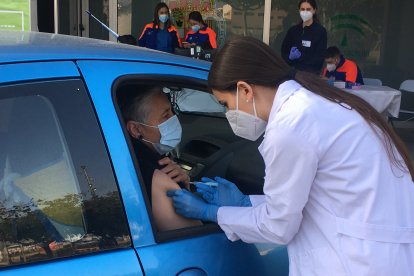 Antonia Vela, mayor de 60 años, recibe la dosis de AstraZeneca.