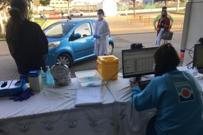 Llegada de los primeros vehículos al Palacio de los Juegos.