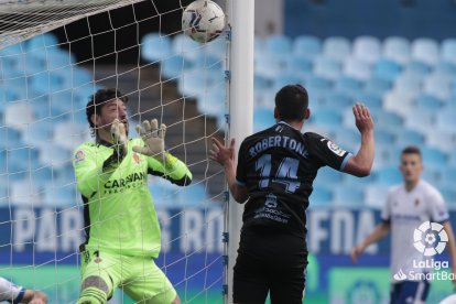 Cristian Álvarez no pudo evitar el gol de Robertone.