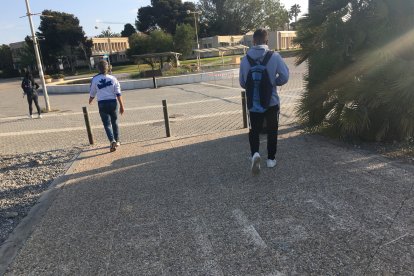 Primeros estudiantes llegando esta mañana.