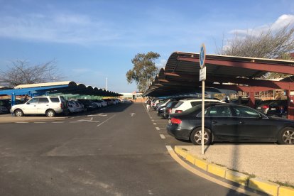 Aparcamiento de coches en el Campus.