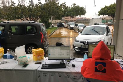 Vehículos accediendo al vacunauto del Palacio de los Juegos.