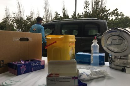 Envase con dosis de AstraZeneca.