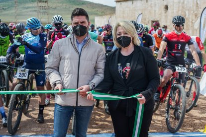 Sergio Vicente, concejal de Deportes del Ayuntamiento de Níjar, cortó la cinta.