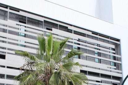 Puerta principal del Centro de Salud Casa del Mar.