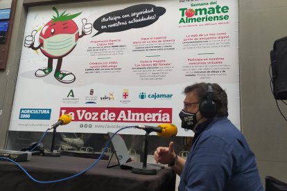 Alfredo Casas, en directo desde el Paseo de Almería con motivo de la Semana del Tomate.