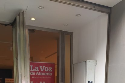 Una almeriense informándose en el punto de venta del tomate solidario.