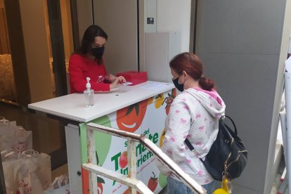 El punto de venta del tomate solidario en el Paseo de Almería, 27.