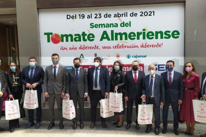 Foto de autoridades y organizadores de la Semana del Tomate Almeriense.
