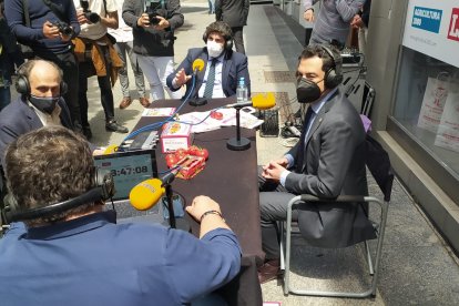 Fernando López Miras y Juanma Moreno, presidentes de la Región de Murcia y de la Junta de Andalucía, en el set de SER Almería.