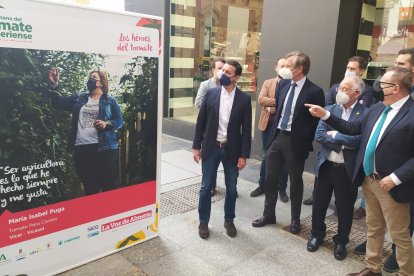 Pedro Manuel de la Cruz, director de La Voz, acompaña a las autoridades.