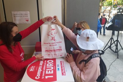 Los almerienses acuden con todas las medidas de seguridad.