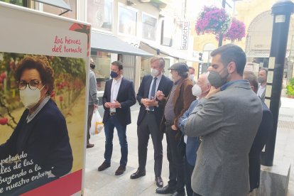 Los rostros de los que hacen posible el valor del tomate almeriense.