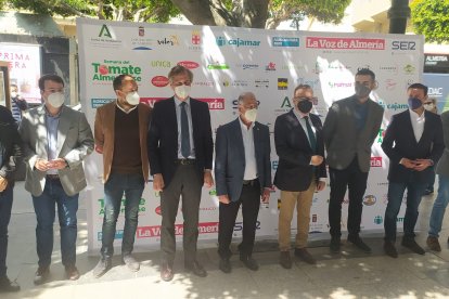 Foto de familia de Pedro Manuel de la Cruz y las autoridades asistentes.