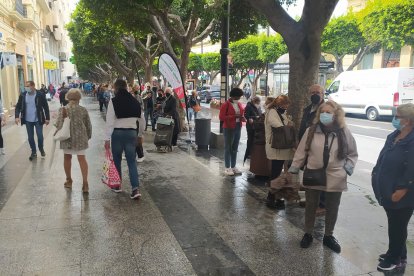 Colas para la compra solidaria en el Paseo de Almería.