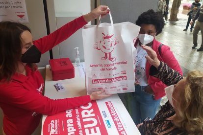 Los almerienses recogen su bolsa.