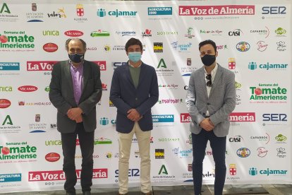 Javier Carmona, responsable de La Unión, con Jacinto Castillo y Ricardo Céspedes.