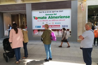 Las últimas colas solidarias en el Paseo de Almería.