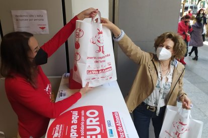 Todos quieren conseguir su bolsa.