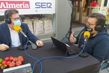 Rodrigo Sánchez junto al periodista Alfredo Casas.