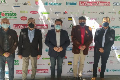 Representantes del PSOE junto a Pedro Manuel de la Cruz, director de LA VOZ, y el periodista Jacinto Castillo.