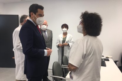 Juanma Moreno recorre las instalaciones.