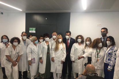 El presidente andaluz posa con los sanitarios.
