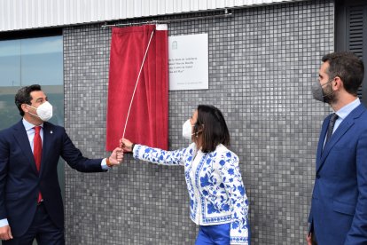 Descubriendo la placa conmemorativa.