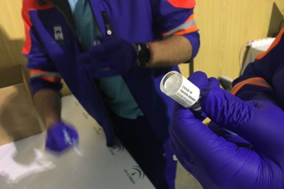 De un vial se extraen cinco dosis de vacuna.