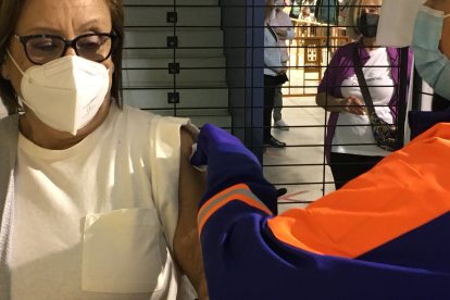 Una almeriense recibe su pinchazo.