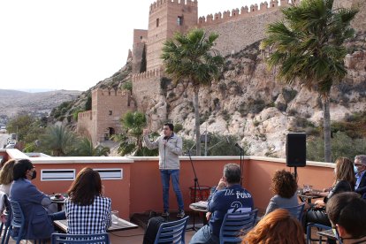 Alvarito, el monologuista almeriense ante la Alcazaba.