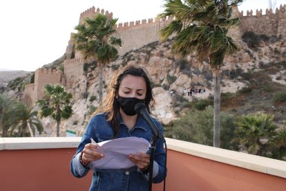 Laura Bonilla durante la lectura de sus relatos.