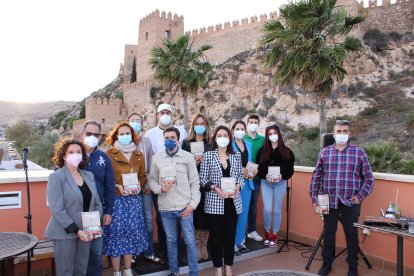 La Asociación de Vecinos Casco Histórico junto a los participantes en el acto.